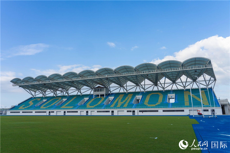 2023年9月12日,位于所罗门群岛首都霍尼亚拉的由中土公司承建的中国援所罗门群岛2023年太平洋运动会体育场馆。人民网 贺吉摄