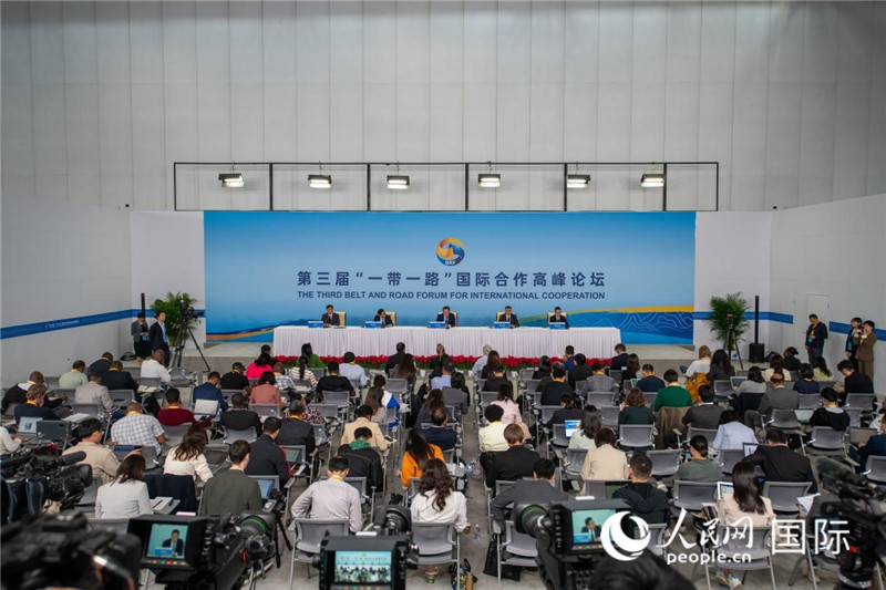 10月16日,第三届“一带一路”国际合作高峰论坛新闻中心在北京国家会议中心举行首场吹风会,邀请自然资源部国际合作司和相关单位负责人介绍有关情况,并回答记者提问。人民网记者 翁奇羽摄