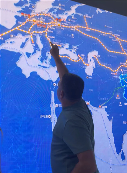 (塞尔维亚佩卡特周刊记者布兰科·祖约维奇在中欧班列路线图上指出自己国家的站点 赵橙涔摄)