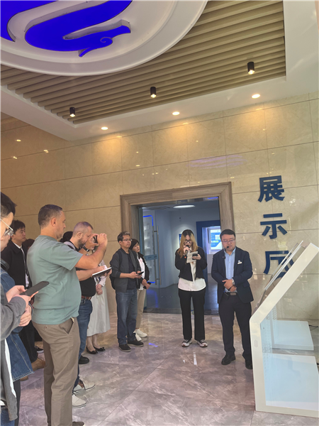 (在文澜智谷中试产业基地,中外记者深入了解科技转化情况 赵橙涔摄)