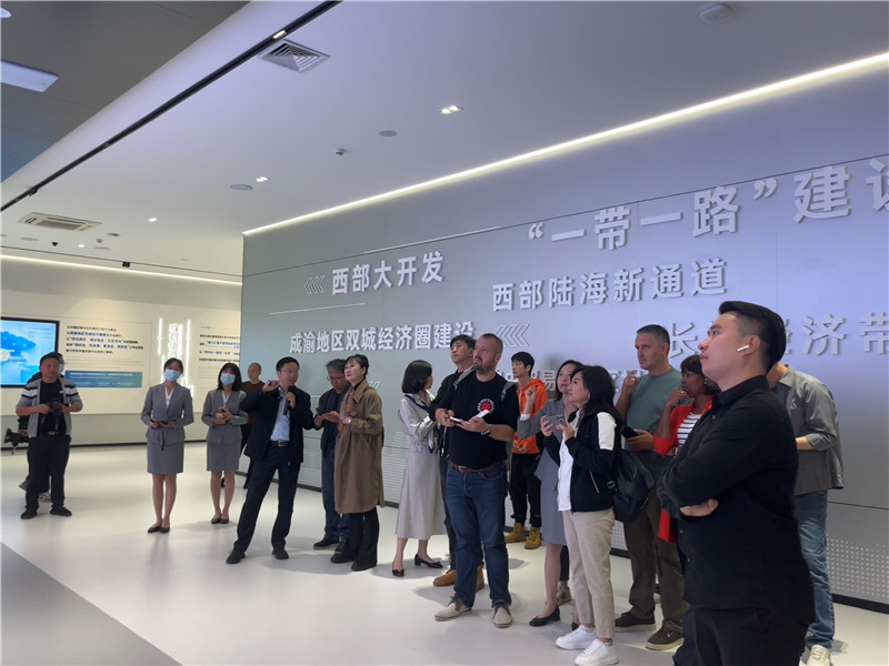 (成都国际铁路港展厅,中外记者边听边记,了解成都国际铁路港运行情况 赵橙涔摄