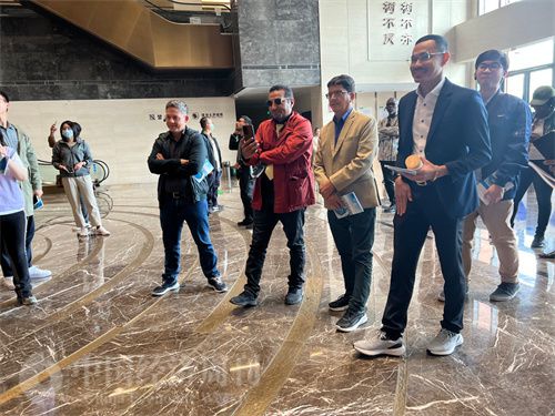 (外媒记者参观中国药都中医药博物馆。中国经济周刊记者 郭志强 摄)