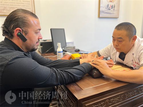 (外媒记者走进中医堂,问诊中医名师。中国经济周刊记者 郭志强摄)