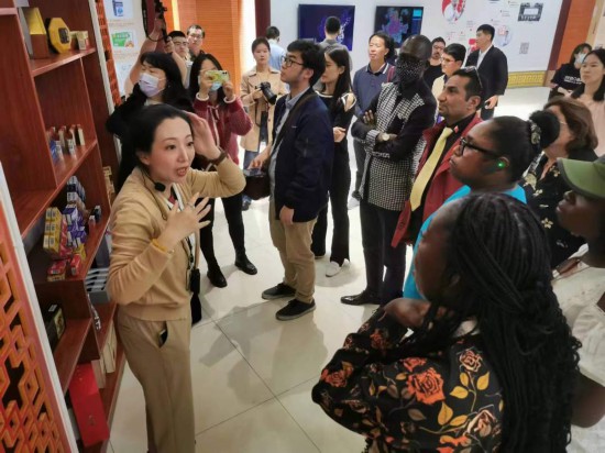 2023“一带一路”媒体合作论坛联合采访团参观仁和863科技园产品展示区。(本报记者 黄超摄)