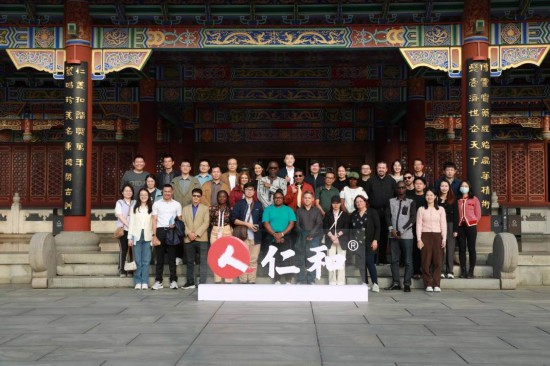 2023“一带一路”媒体合作论坛联合采访团参观仁和集团。(受访者供图)