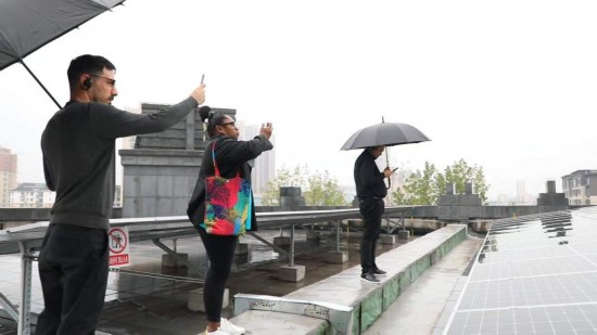 2023“一带一路”媒体合作论坛联合采访团参观国家电投江西公司分宜电厂光伏矩阵。(本报记者 周欢摄)