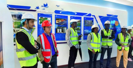 2023“一带一路”媒体合作论坛联合采访团走进江西公司新余市综合智慧零碳电厂展厅。(本报记者 周欢摄)