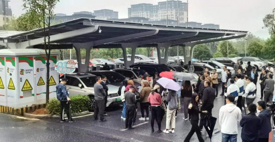 2023“一带一路”媒体合作论坛联合采访团参观新余市分宜县行政服务中心“光储充放检”项目。(受访者供图)