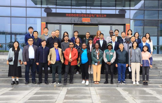 2023“一带一路”媒体合作论坛联合采访团参观国家电投江西公司新余市综合智慧零碳电厂。(受访者供图)