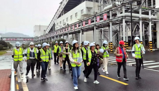2023“一带一路”媒体合作论坛联合采访团走进国家电投江西公司分宜电厂厂区。(本报记者 周欢摄)
