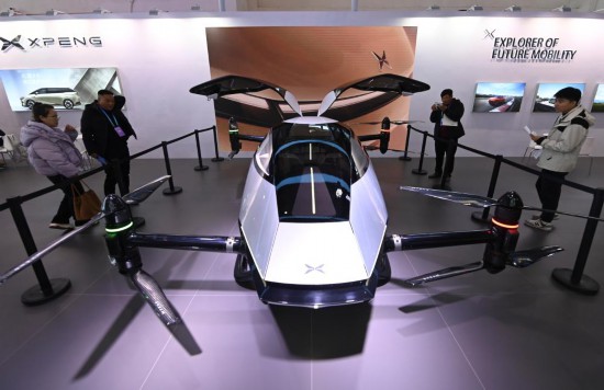 2023年12月1日,在链博会智能汽车链展区小鹏汽车展台,参观者观看一台智能飞行器。新华社记者蔡湘鑫摄