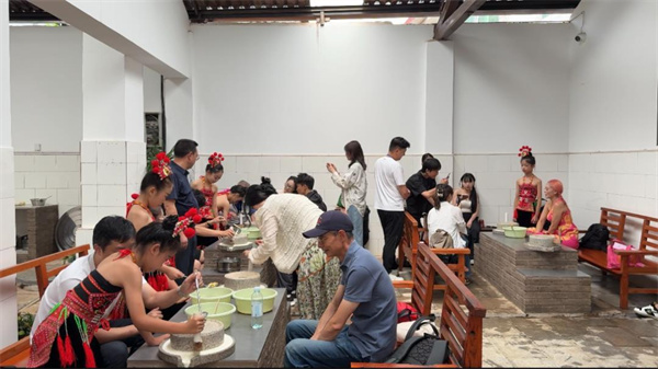 同饮红河水共叙中华情 ——第三届“情牵两岸滇台同行”暨台湾网络新媒体人采访活动圆满落幕（两岸关系）_fororder_5