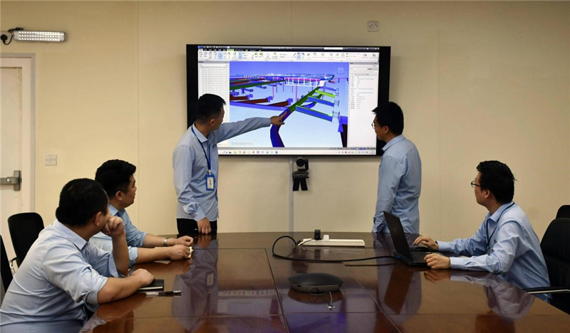 工作人员在使用BIM系统检查建筑碰撞。山东电建三公司供图