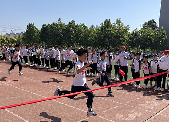 河北省威县第四小学学生组织短跑比赛。 赵国华摄