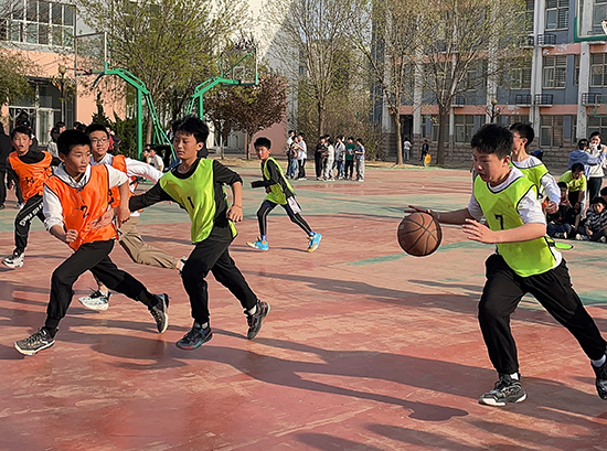 河北省威县第四小学学生进行篮球比赛。 赵国华摄