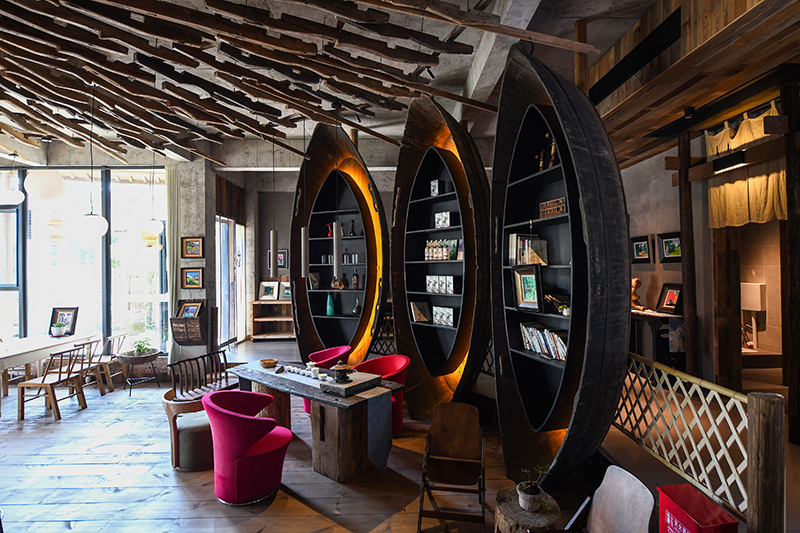 渔船、船桨……花田·侨乡里的装饰材料,多是从当地淘来的旧物。 吴芳摄