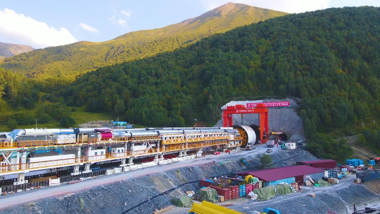 “高加索号”单护盾硬岩掘进机（TBM）。中铁隧道局格鲁吉亚KK公路隧道项目部供图