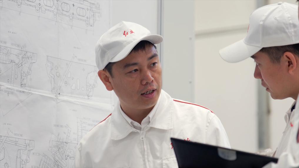 开云体育下载履职为民这一年丨全国人大代表杨永修：践行“工匠精神” 用铣刀雕刻“中国精度”(图2)