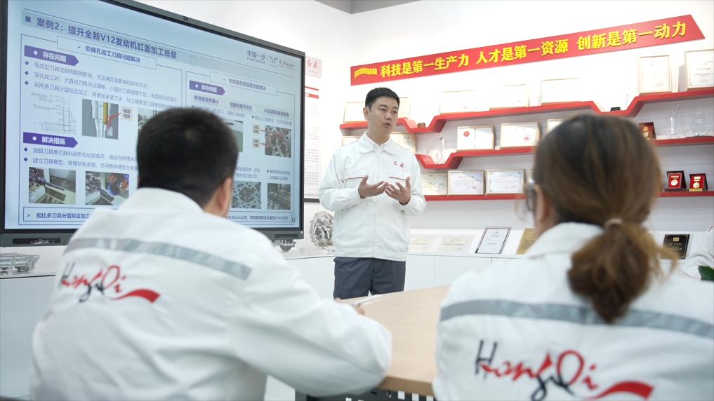 开云体育下载履职为民这一年丨全国人大代表杨永修：践行“工匠精神” 用铣刀雕刻“中国精度”(图3)