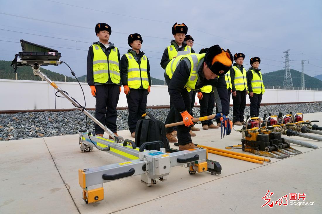【发现最美铁路】云端上的“毫米级”守护者——丽香铁路养护工