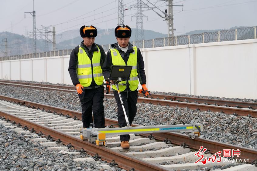 【发现最美铁路】云端上的“毫米级”守护者——丽香铁路养护工
