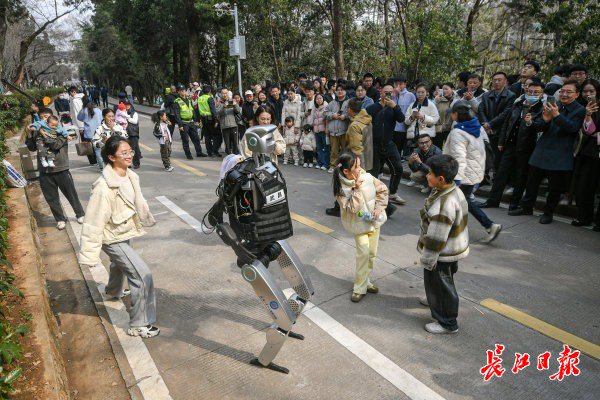 “智警小珞”人形机器人和小朋友们斗舞。长江日报记者史伟 摄
