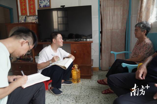 文化组的两名成员正入户探访。