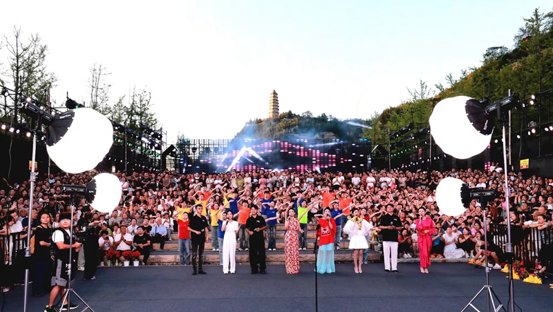 “宝塔山下唱民歌”活动现场盛况。加向前摄