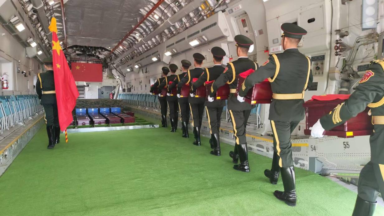 在韩国仁川国际机场，引灵手徐泽东引领中国人民解放军仪仗司礼大队礼兵护送英烈遗骸棺椁登上空军“运-20”专机启程回国。空政宣传局供图