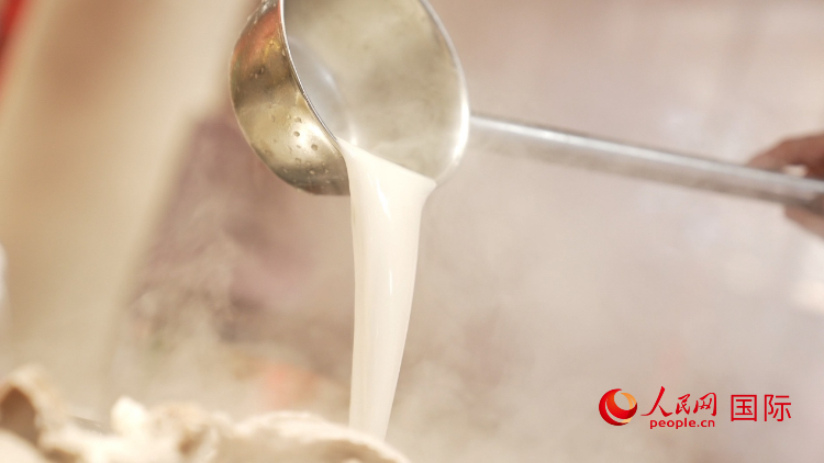 熬制中的徐州羊汤。人民网记者 苏缨翔摄