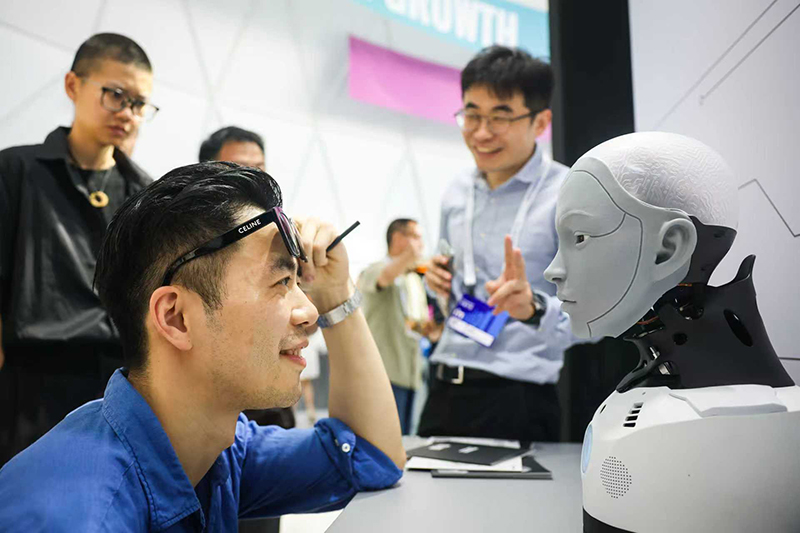 无论科技多模态情感交互表情头机器人。合肥高新区供图