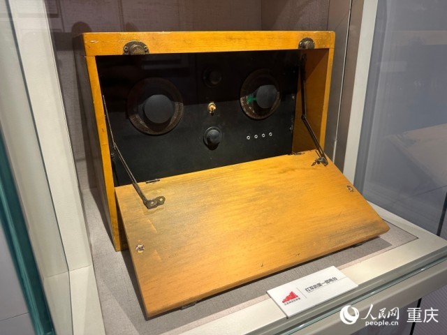 王良同志纪念馆展出的“半部电台”(复制品)。人民网记者 刘政宁摄