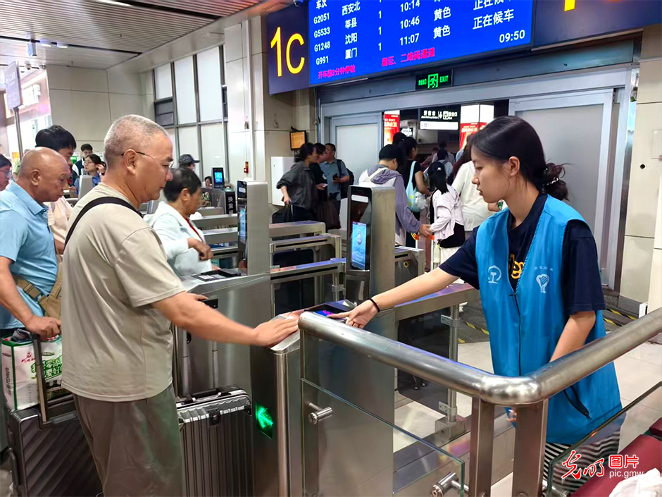 这个暑假，他们把课堂搬进了企业产业一线