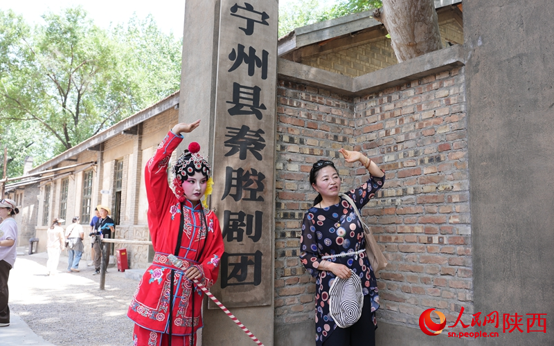 游客与基地NPC合照留念。人民网记者 贾凯璐摄