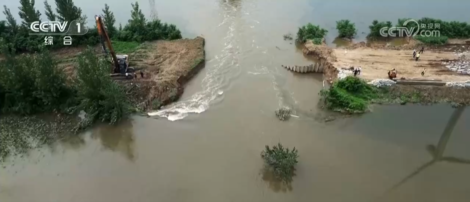 应对持续强降雨多地多部门全力抢险救灾保通畅保民生(图1)