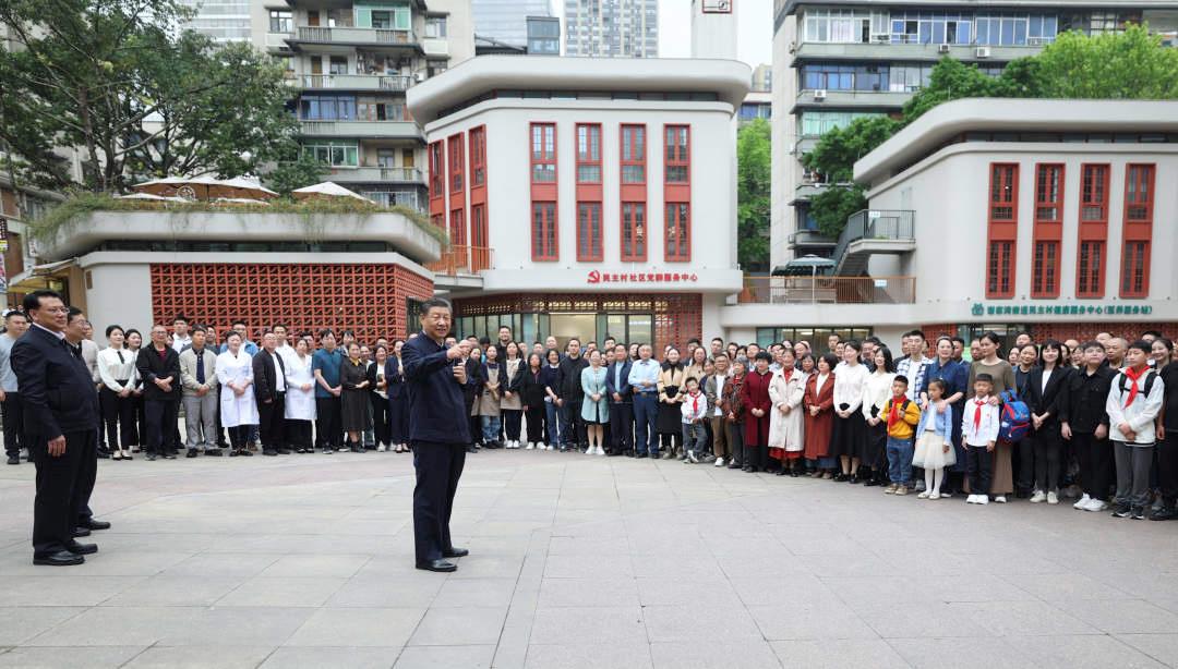 △2024年4月22日，习近平总书记来到重庆九龙坡区谢家湾街道民主村社区考察。