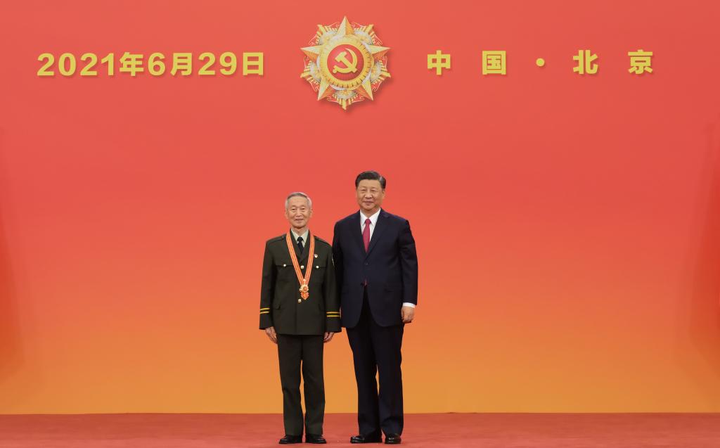 2021年6月29日,习近平总书记向“七一勋章”获得者崔道植颁授勋章。