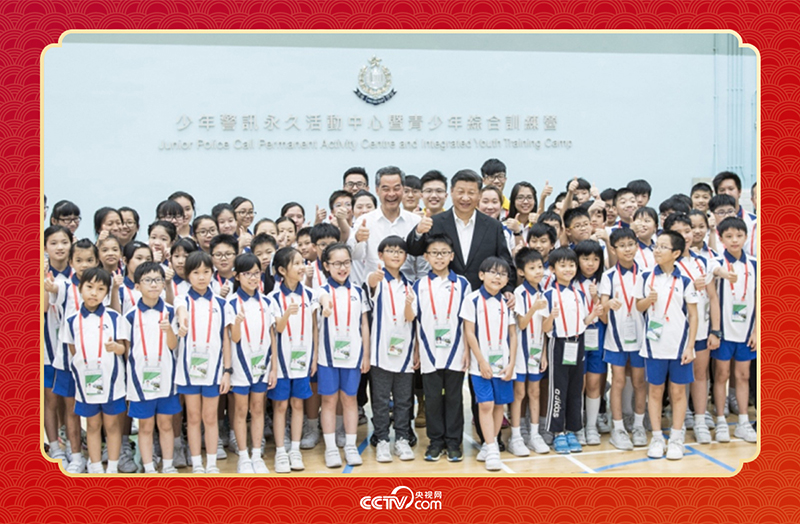2017年6月30日上午，国家主席习近平来到香港少年警讯永久活动中心暨青少年综合训练营考察，看望正在训练的香港青少年。这是习近平同少年警讯成员合影。
