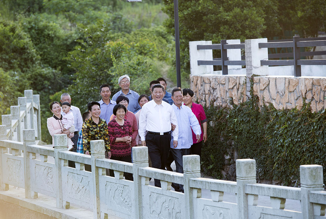 2015年5月25日，习近平总书记在浙江考察调研时，来到舟山定海区看望当地群众。