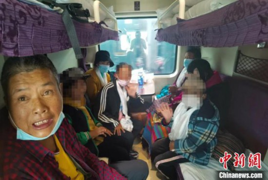图为乘坐Z266次列车的西藏先心病患儿和陪同人员。拉萨车站 供图