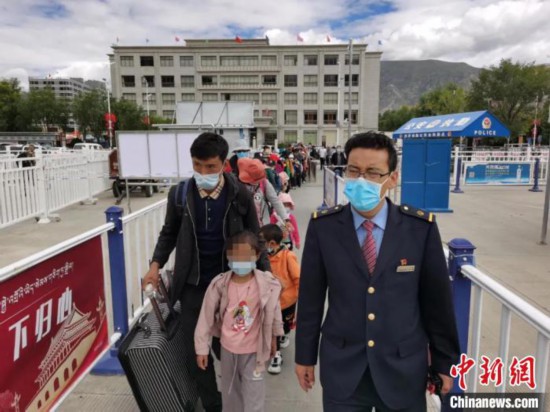 图为拉萨车站工作人员为西藏先心病患儿和陪同人员提供“绿色”接力帮扶，并开通了专门通道，让他们快速进站上车。拉萨车站 供图