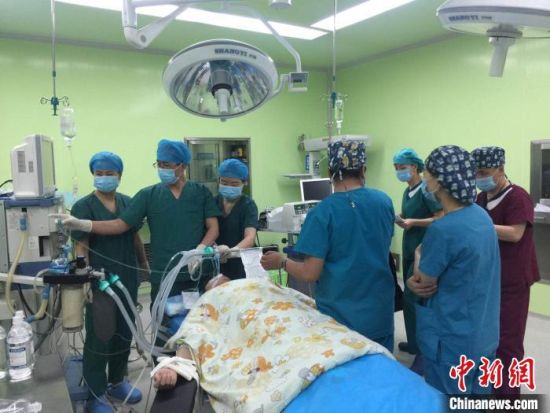 图为马少元(左二)为患者做手术。青海省第四人民医院供图