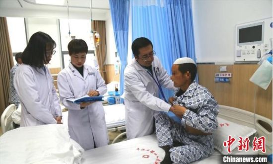 图为马少元(右二)为患者做检查。青海省第四人民医院供图