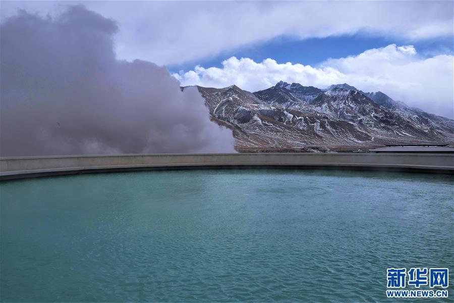 羊八井的一处温泉和远处的雪山。新华社记者 普布扎西摄.jpg