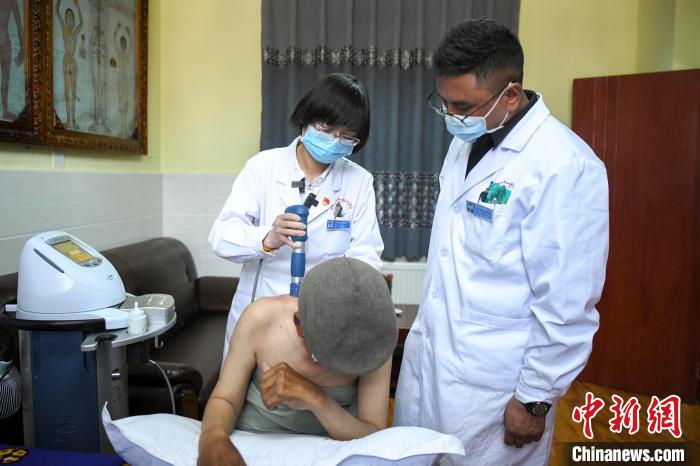 援藏医疗队引进冲击波治疗仪为患者治疗。　杨华峰 摄
