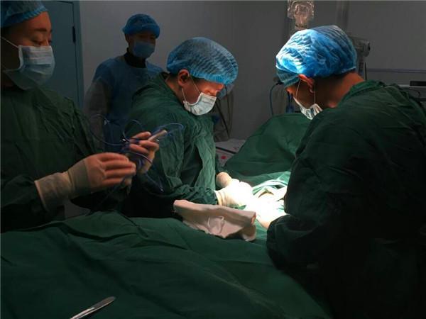 藏族男孩阑尾炎腹痛6天 成都医生吸氧做手术
