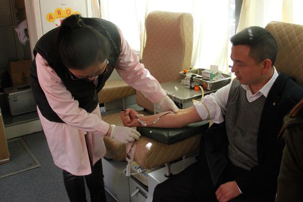 爱心企业中国泰康人寿西藏分公司组织献血活动