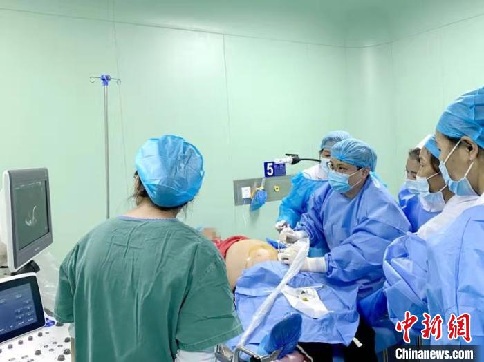 一妇婴援藏医生周奋翮在日喀则人民医院实施当地首例超声引导下的羊水减量术，一边手术一边带教。一妇婴供图