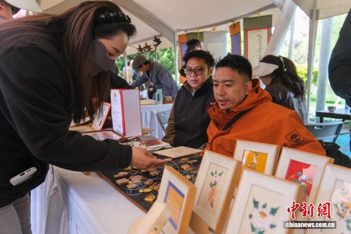 西藏开展助残主题系列活动残疾人创业产品展销热