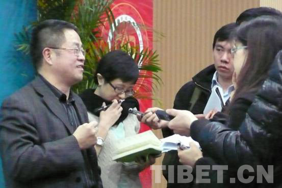 杜永彬博士与中外记者交流